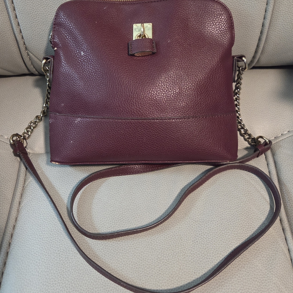 Liz Claiborne Pebbled Leather Crossbody Bag in Burgundy with Gold Chain Accent